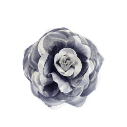 bloem corsage met organza bladeren lichtgrijs zwart bloem corsage met organza bladeren lichtgrijs zwart
