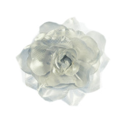 bloem corsage met organza bladeren zilver bloem corsage met organza bladeren zilver